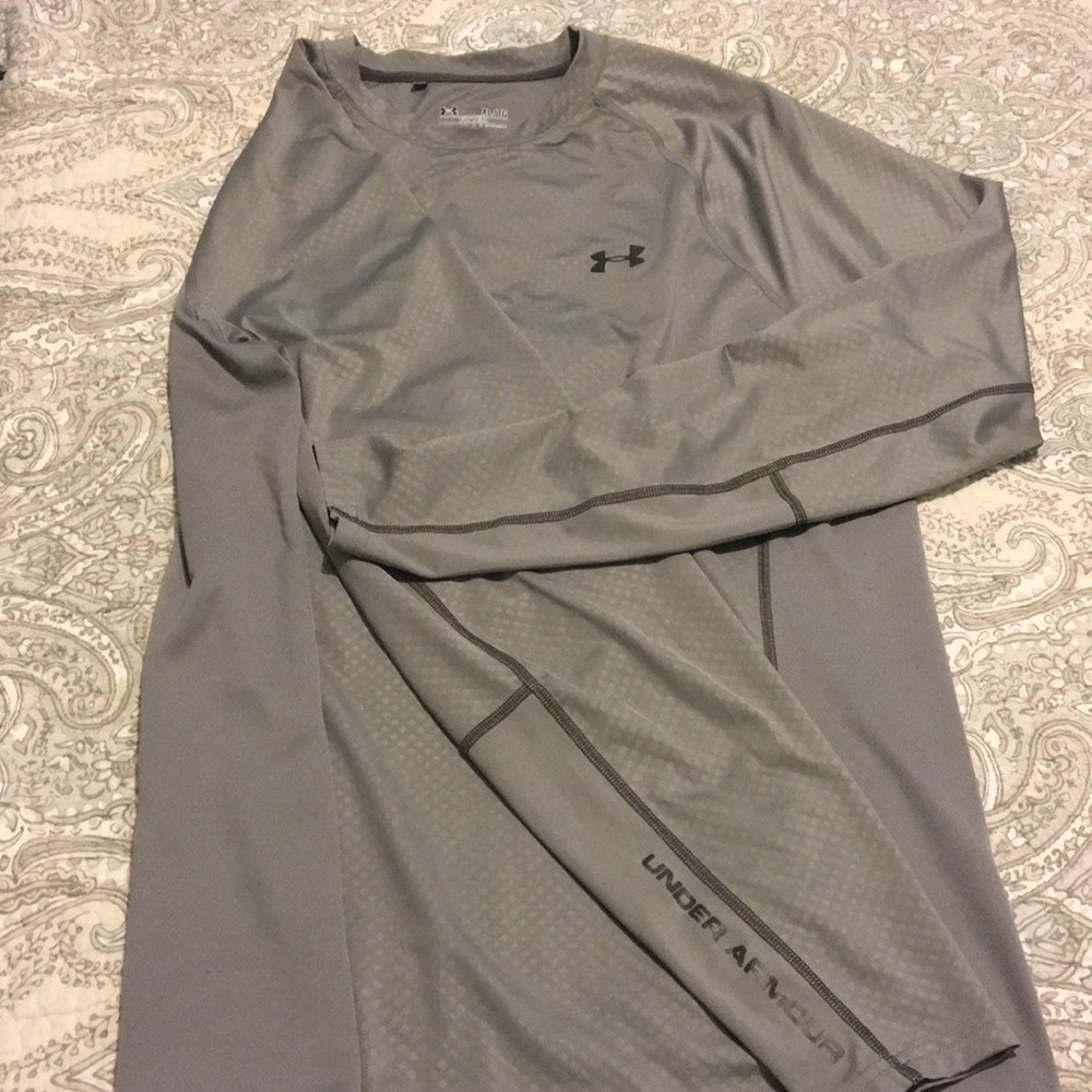 Men’s gray under armour shirt